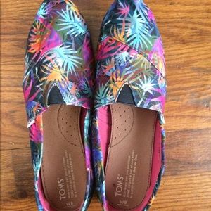 Multicolored TOMS size 9